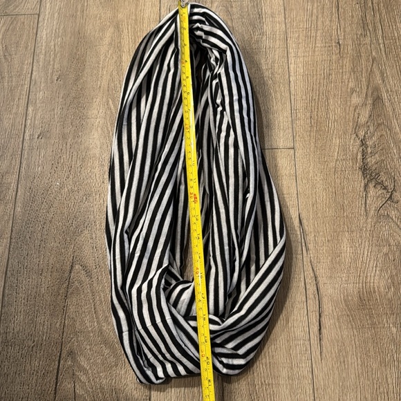Black and white striped infinity scarf - Picture 3 of 10